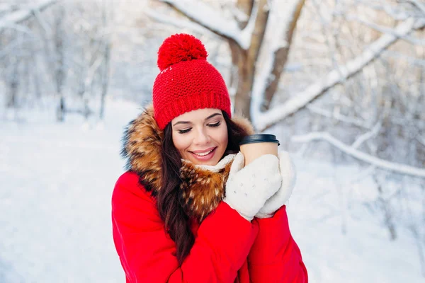 Retrato de una joven hermosa mujer sobre fondo de invierno al aire libre. Beber café y disfrutar de la vida . —  Fotos de Stock