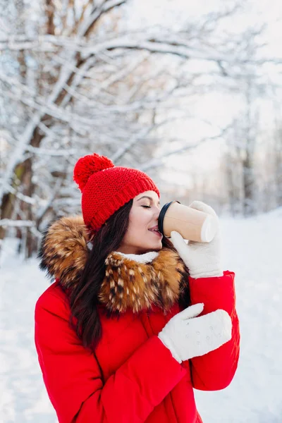 Retrato de una joven hermosa mujer sobre fondo de invierno al aire libre. Beber café y disfrutar de la vida . —  Fotos de Stock