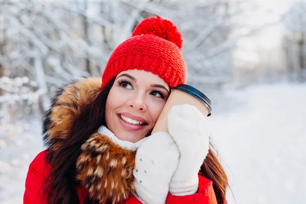 Retrato de jovem mulher bonita no inverno ao ar livre fundo. Beber café e desfrutar da vida . — Fotografia de Stock