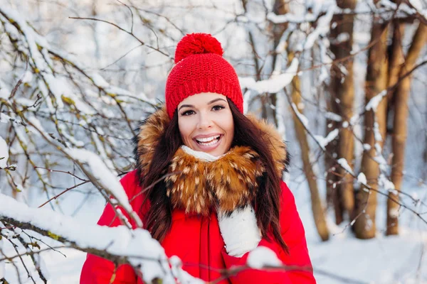 Retrato de joven hermosa mujer en ropa roja sobre fondo de invierno al aire libre —  Fotos de Stock