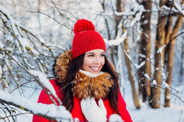 Retrato de jovem mulher bonita em roupas vermelhas no inverno ao ar livre fundo — Fotografia de Stock