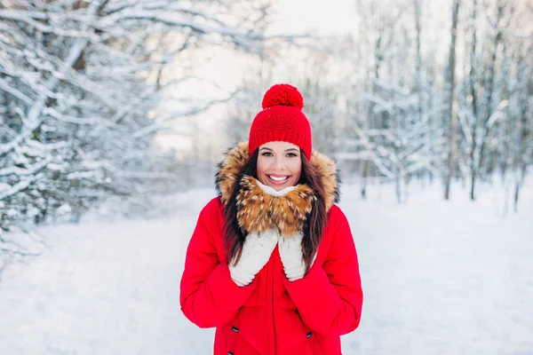 Retrato de jovem mulher bonita em roupas vermelhas no inverno ao ar livre fundo — Fotografia de Stock