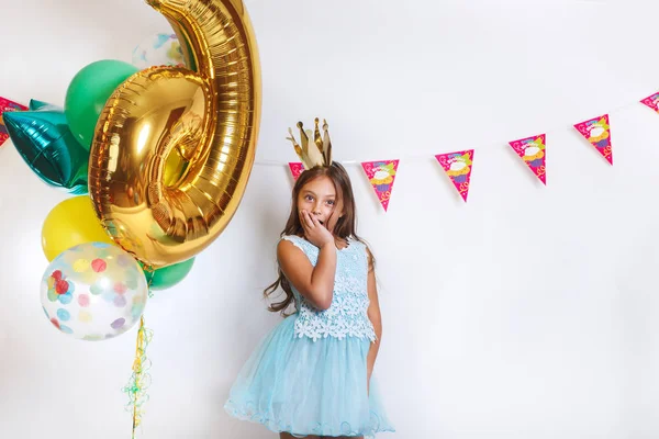 Linda princesinha em vestido azul com balões. Festa de aniversário para criança bonito . — Fotografia de Stock