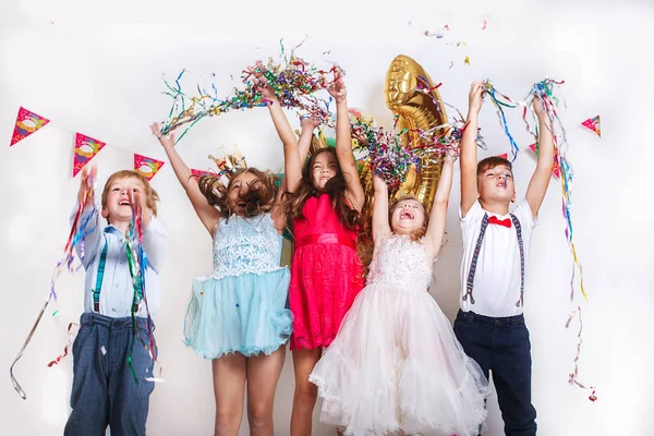 Grup renkli konfeti atma ve doğum günü partisi üzerinde mutlu görünüyordu güzel çocuk