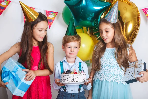 Dzieci, dmuchanie świeczki na urodzinowym torcie. Dzieci urodziny — Zdjęcie stockowe