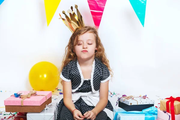 Portret zdenerwowany małą dziewczynką urodziny Hat z darami — Zdjęcie stockowe