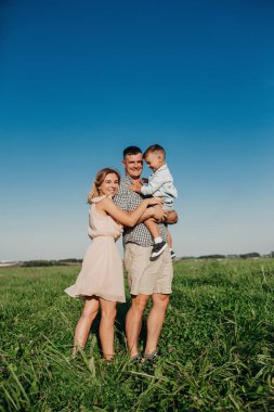 Aile alan taşıma genç bebek çocuk içinde yürüyüş
