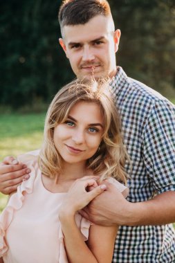 Açık havada yaz günde sarılma genç Romantik Çift