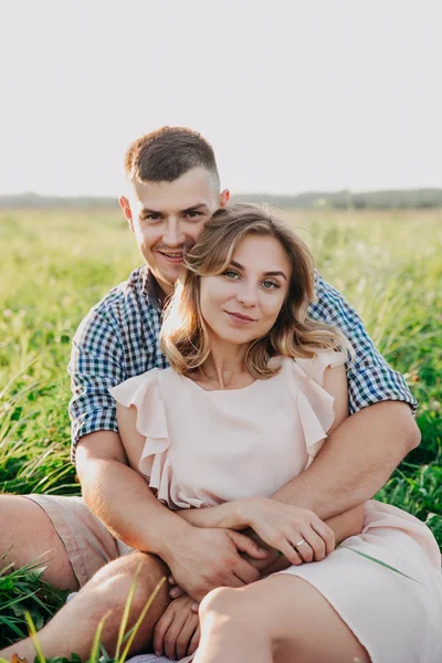 Fiatal pár szerelmes nyáron mezőben. Pár-kültéri átölelve. — Stock Fotó