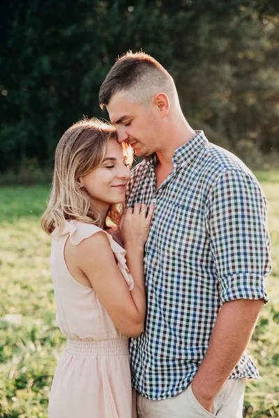 Jeune couple amoureux en plein air.Superbe portrait sensuel de jeune couple posant en été dans le champ — Photo