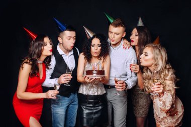 Büyüleyici kadın doğum günü pastası mum üzerinde onu partide dilek yaptıktan sonra üfleme -