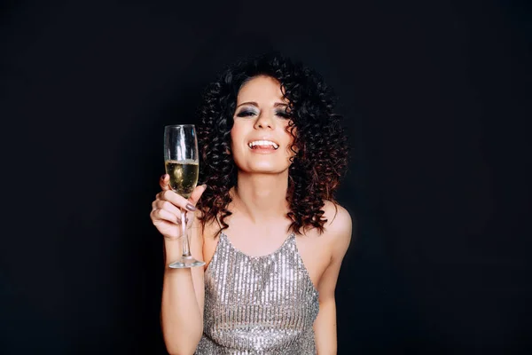 Joven hermosa mujer bailando con copa de champán y sonriendo. Chica es feliz por el Año Nuevo — Foto de Stock