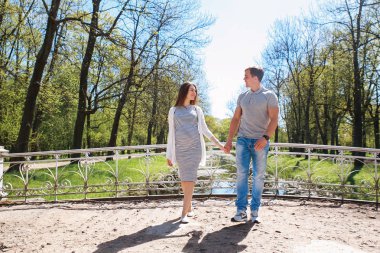 Yaz günü mutlu gelecek ebeveynler Park