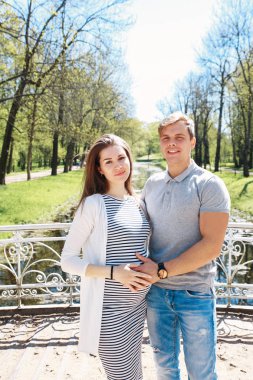 Yaz günü mutlu gelecek ebeveynler Park