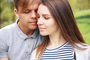 Mutlu genç hippi çift açık havada gülümseyen