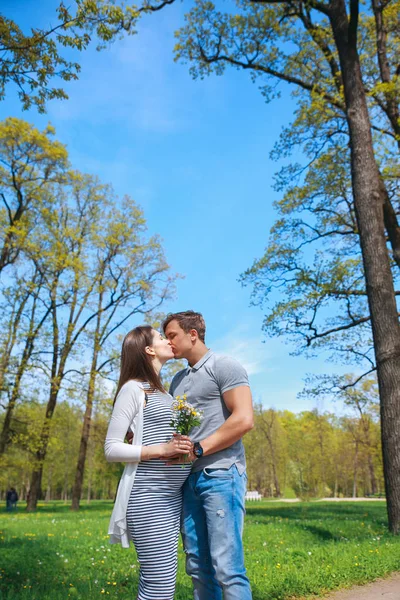 Familie samen in het zomerpark. Vrouw is zwanger — Stockfoto