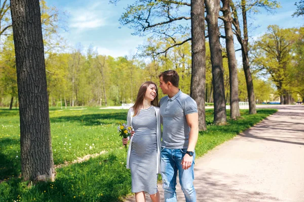 Familie samen in het zomerpark. Vrouw is zwanger — Stockfoto