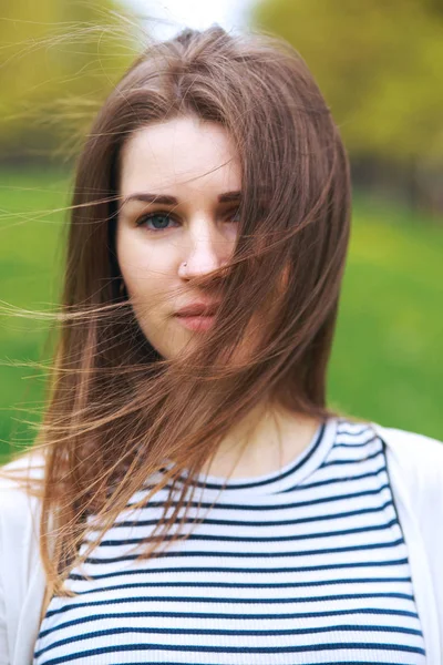 Retrato de cerca de una joven en el parque en verano — Foto de Stock