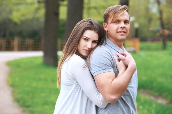 Happy couple expecting pregnancy portrait in park — Stock Photo, Image