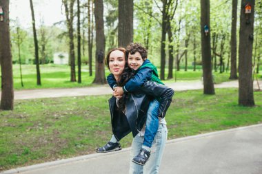 mutlu aile Bahar park. Genç anne ve oğlu vakit açık bir yaz gününde