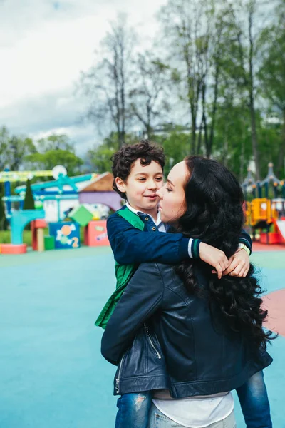 Hijo y madre en el parque de diversiones . — Foto de Stock