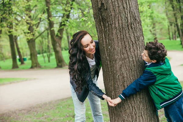 Ung mamma och son ansluta med träd — Stockfoto