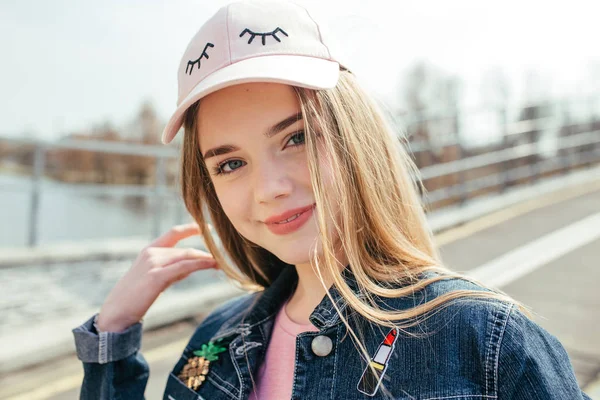 Retrato closeup bela jovem no chapéu rosa na rua da cidade — Fotografia de Stock