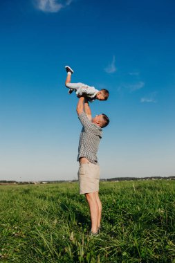 Çocuk alanında birlikte oynayan mutlu adam