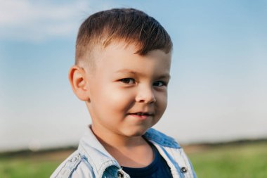Alan yaz güneşli gün mutlu küçük çocuk yakın yukarı portre