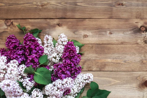 Flores de color lila sobre fondo vintage de madera. Fondo floral vintage con flores de primavera. Copiar espacio —  Fotos de Stock