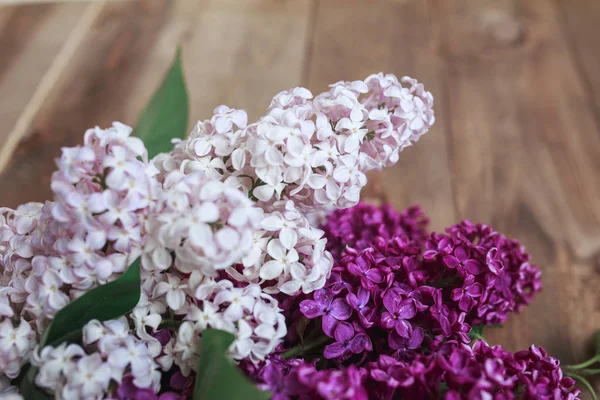 Flores de color lila sobre fondo vintage de madera. Fondo floral vintage con flores de primavera . —  Fotos de Stock