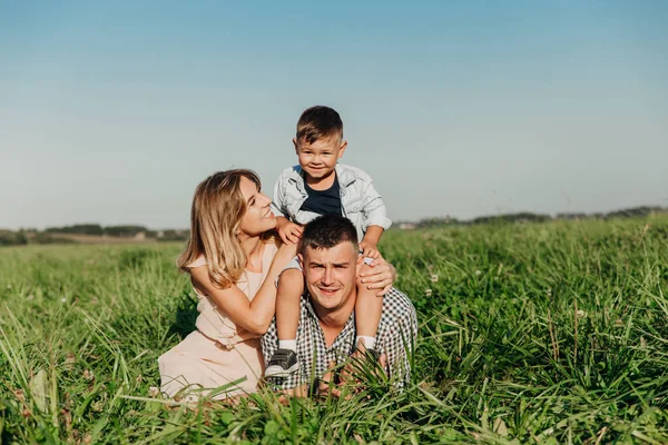 Padres e hijos de vacaciones jugando juntos —  Fotos de Stock