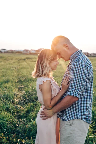 Prachtige sensuele Outdoor Portret van jonge stijlvolle paar knuffelen op zonsondergang — Stockfoto