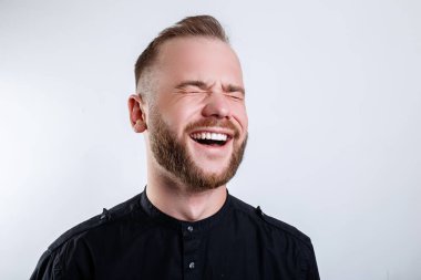 Kapalı gözleri ile gülüyor adam, stüdyo portre yakın