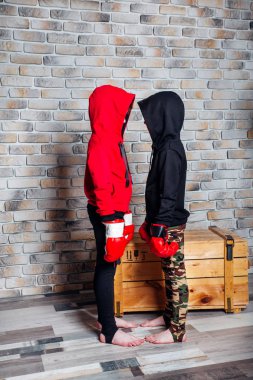 Küçük ikiz kardeşler bir stüdyoda poz boks eldiven giyen spor sporu pansuman.