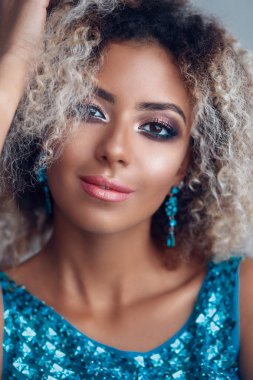 Güzel kız makyaj ve romantik saç modeliyle Glamour portresi.