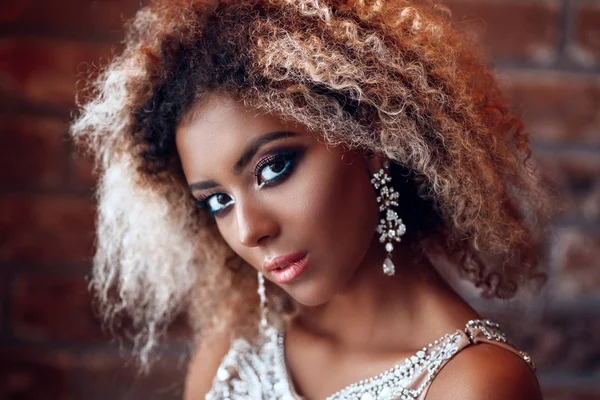 Portrait de mode de jeune belle femme afro-américaine avec bijoux et maquillage du soir . — Photo