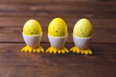 Farklı yüzleri ve ayaklar ile komik sarı yumurta