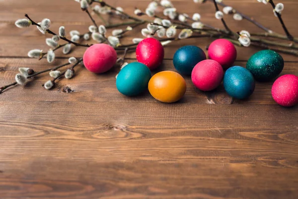 复活节背景与复活节五颜六色的彩蛋和春天花。带复制空间的顶视图 — 图库照片