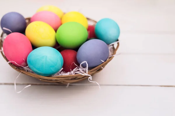 快乐的复活节与五颜六色的粉彩复活节彩蛋在木背景 — 图库照片