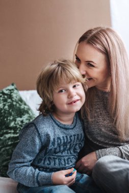 Anne oğlu öpüyor. Anne ve oğlu. Mutlu anneler günü. Anne çocuğunu sarılma