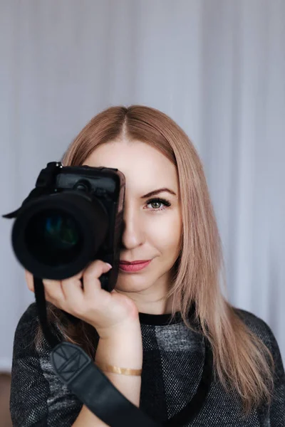 Ritratto di una fotografa che si copre il viso con la macchina fotografica . — Foto Stock