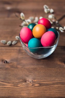 Paskalya renkli yumurta ve bahar çiçekleri ile Paskalya arka plan. Kopya alanı ile üst görünüm