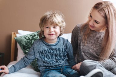 Mutlu aile anne ve bebek oğul gülüyor içinde yatak