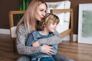 Motherr günü. Mutlu aile oğul hugs onun anne üzerinde tatil