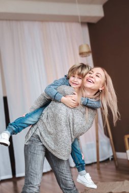 evde birlikte mutlu anne ve oğul piggyyedekleme