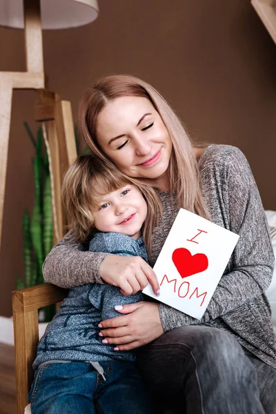 Happy mother's day. Child son congratulates moms and gives her a postcard — Stock Photo, Image