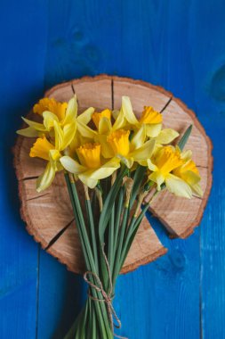 Ahşap arka planda sarı Narcissus veya nergis çiçekler bir demet. Metin için yerleştirin. Düz yatma.