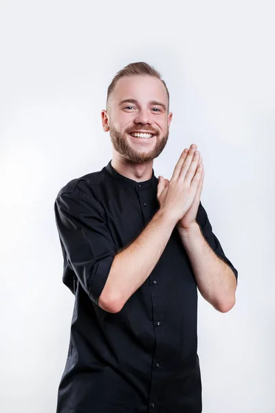 Ritratto di un giovane stupito che celebra il successo su sfondo bianco — Foto Stock