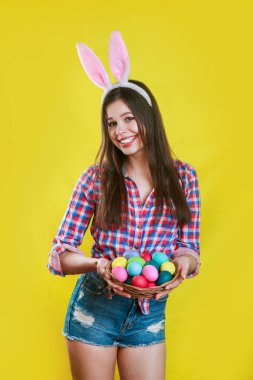 Paskalya yumurtaları bir sepet ile güzel kız